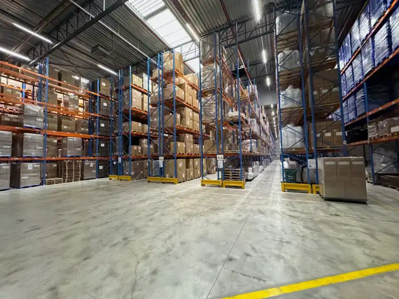 Magazijn met kantoor te huur foto 5