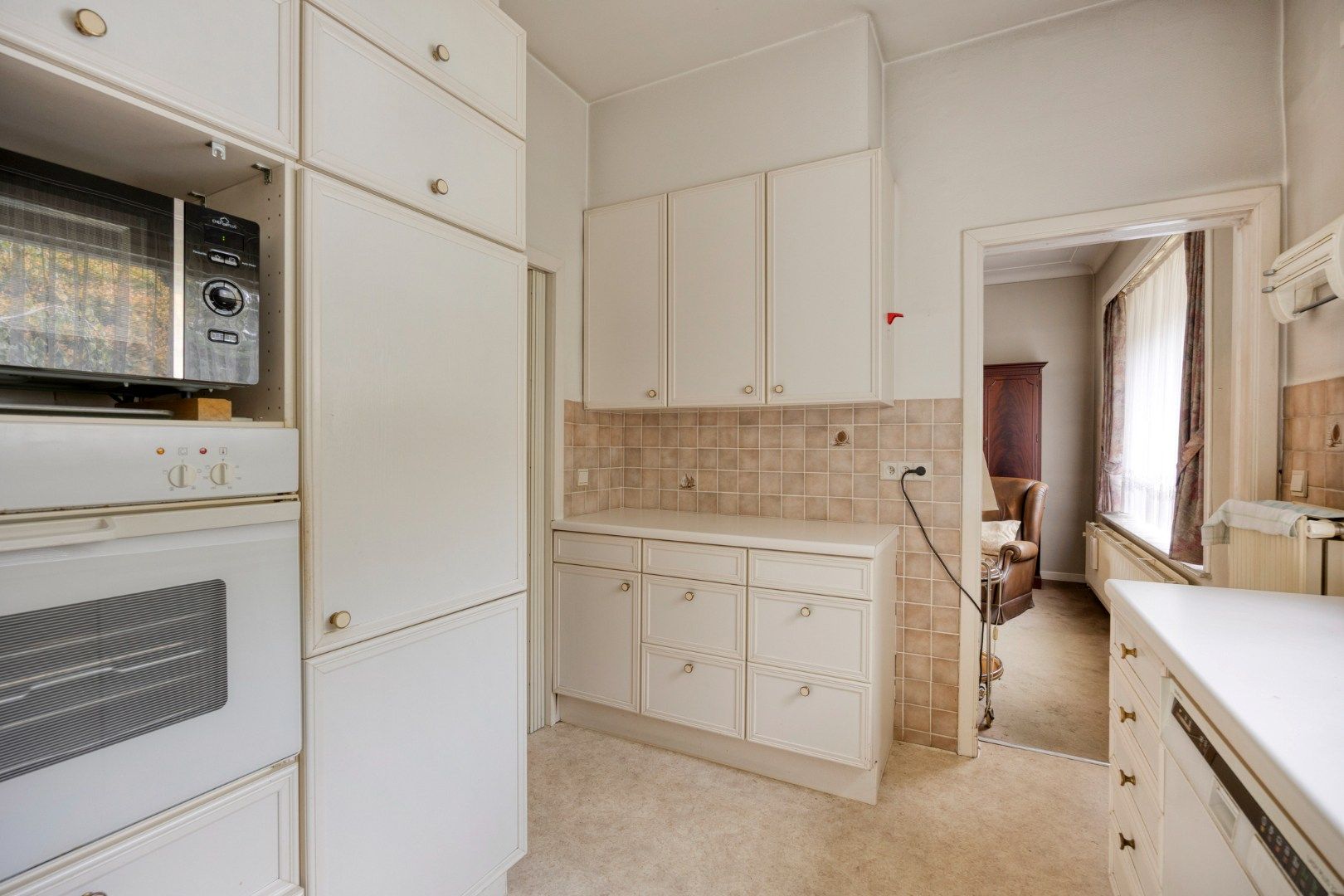 Ruime karaktervolle woning met 5 slaapkamers op een zonnig perceel van 12 are !  foto 9