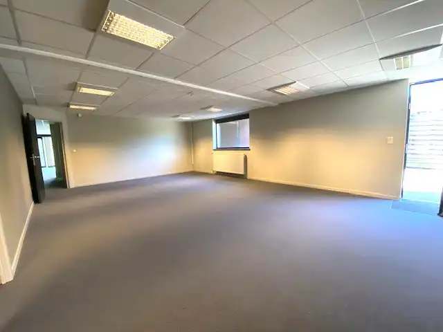 Handelsruimte  (+-160m²) met 6 autostaanplaatsen centrum Geel. foto 6