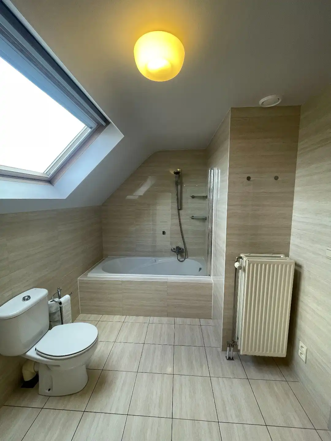 Verzorgde bel-etagewoning met 3 slpk, terras, patio  en garage nabij het centrum van As. foto 31