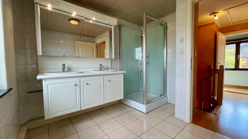 Charmante woning met garage en tuin foto 11