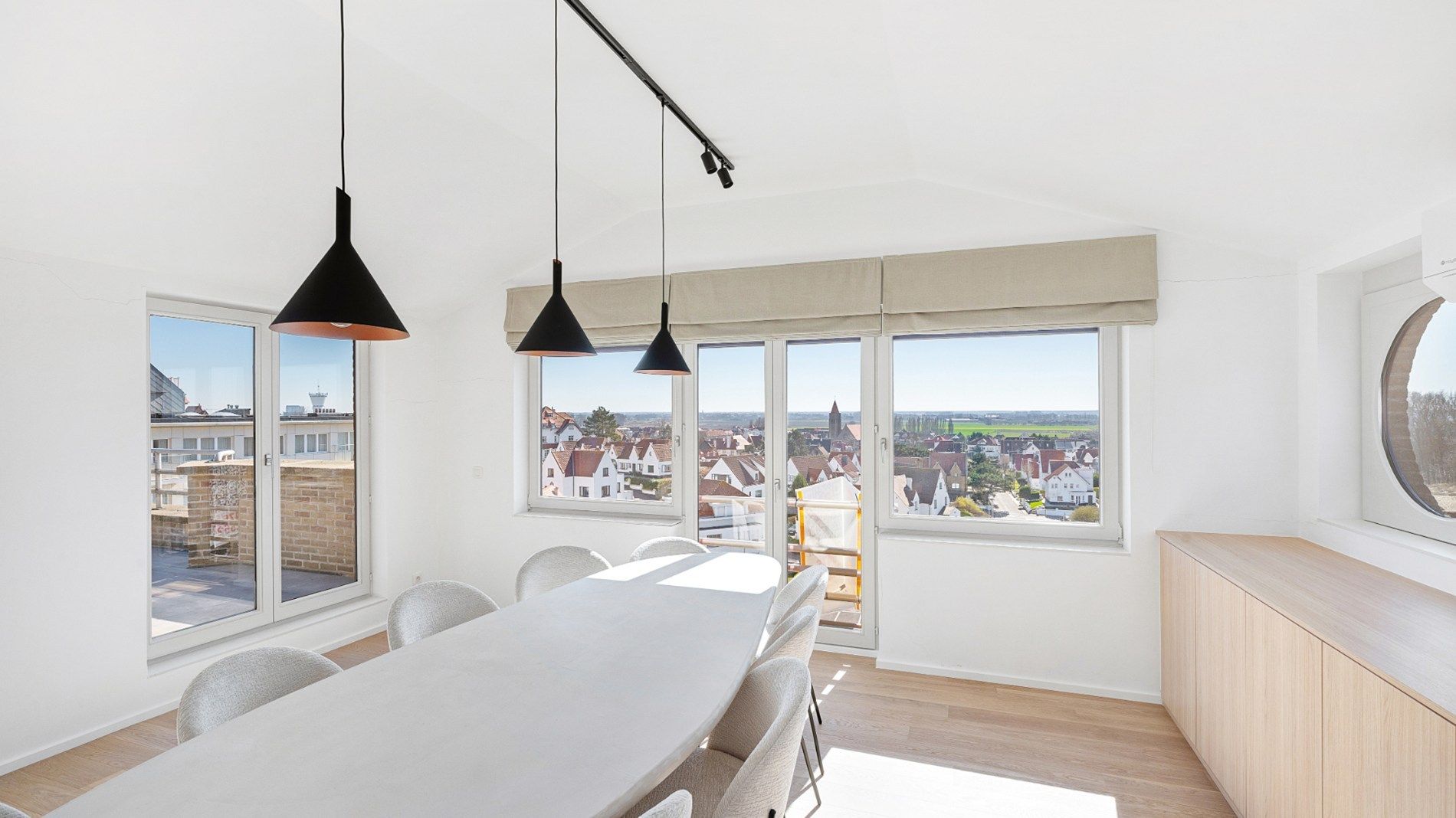 Prachtig duplex appartement met 18 meter gevelbreedte en groot zuid gericht terras met open zicht over het Knokse hinterland foto {{pictureIndex}}