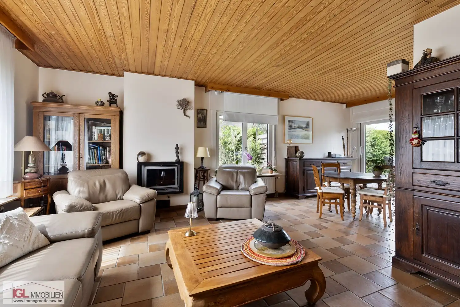 --- VERKOOP OP LIJFRENTE --- Charmante en perfect onderhouden bungalow met prachtige tuin foto 3