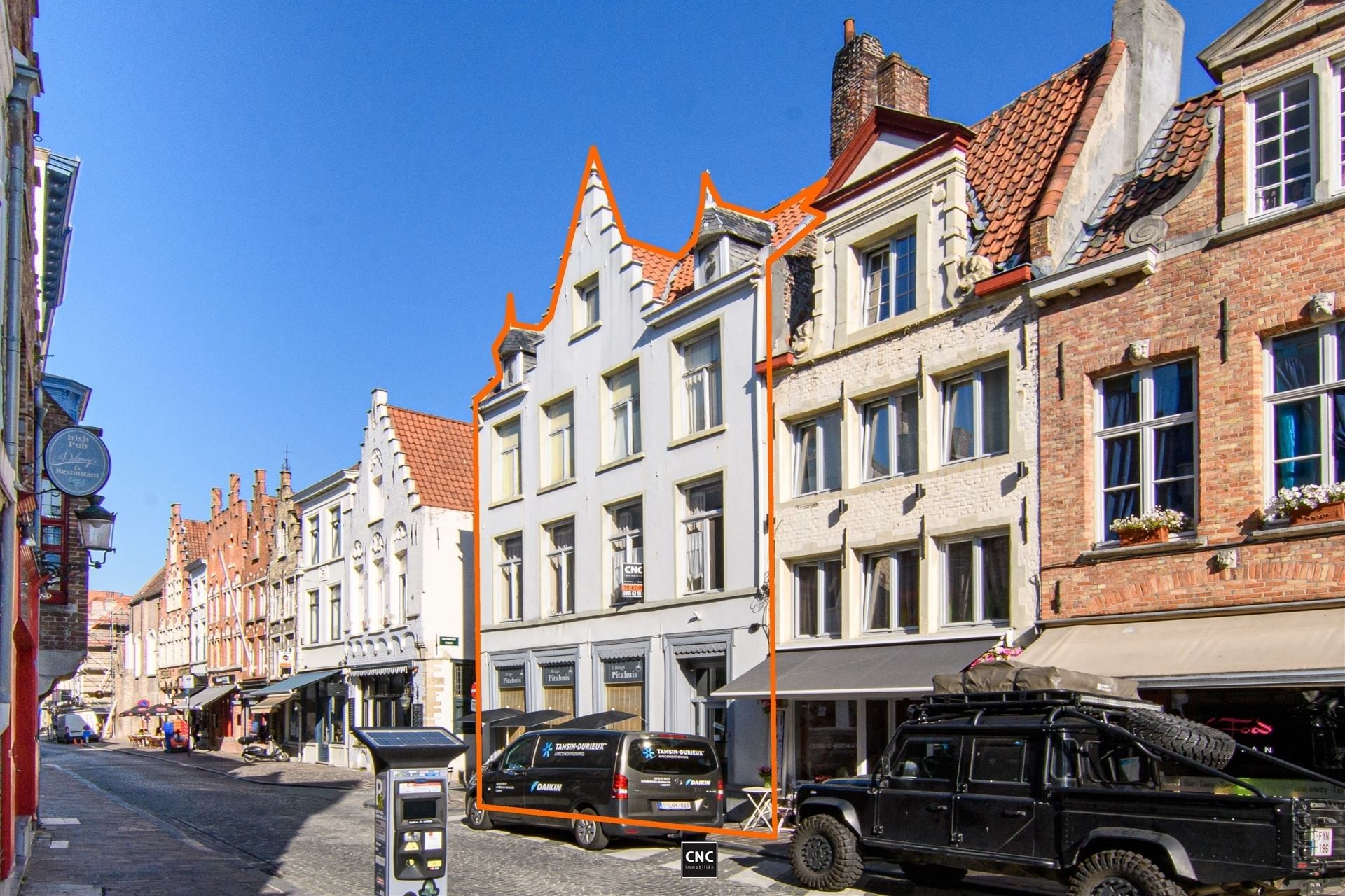 Handelspand met woonst op een commerciële en toeristische goede ligging, op wandelafstand van de Grote Markt en de Burg, in de schaduw van het Belfort, Het Provinciaal Hof en het stadhuis, met brede gevel en goede zichtbaarheid door zijn hoekligging. foto 2