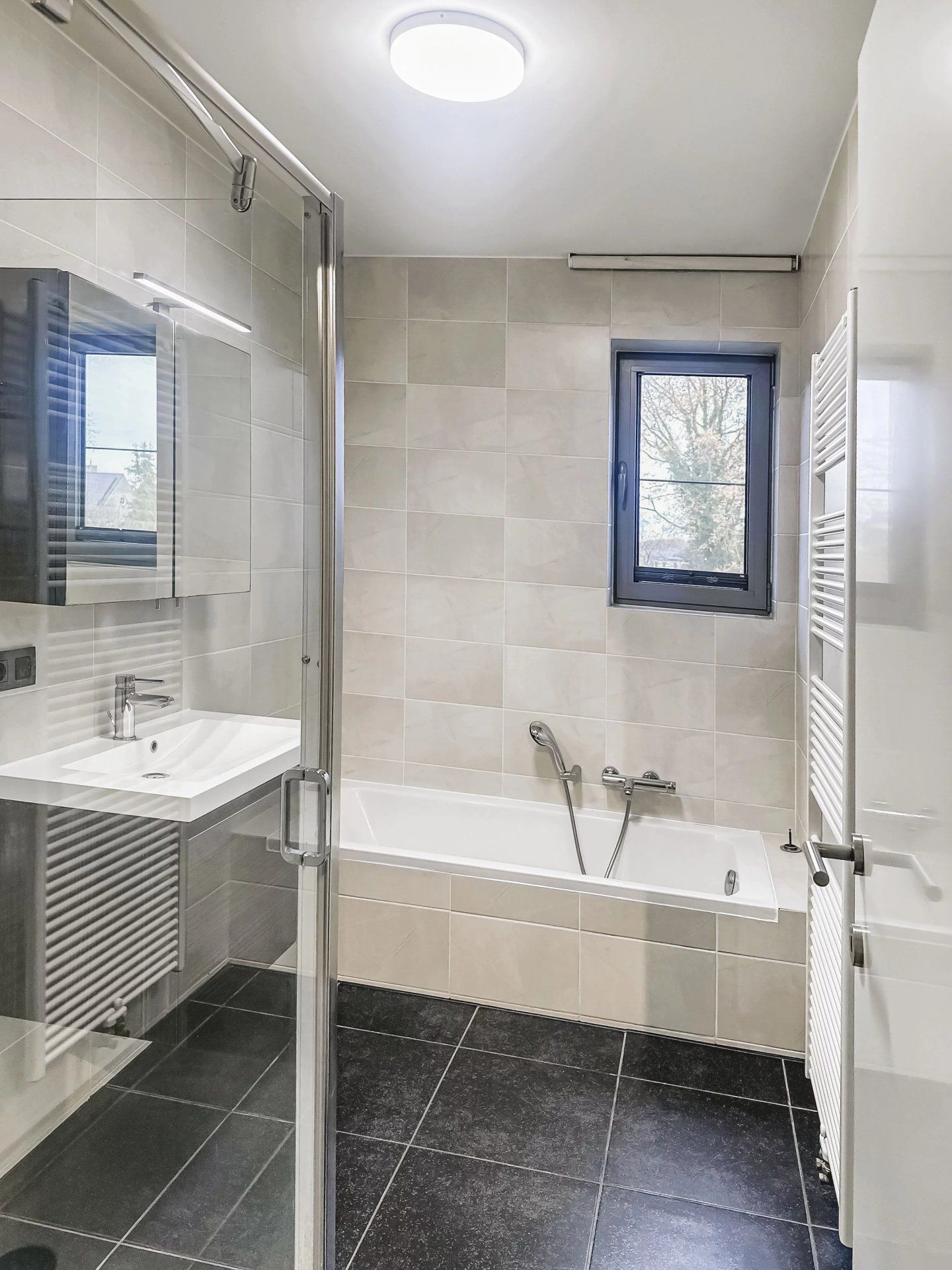 Zeer ruim instapklaar appartement met open uitzicht – 2 slpk – groot terras – garagebox + berging foto 10