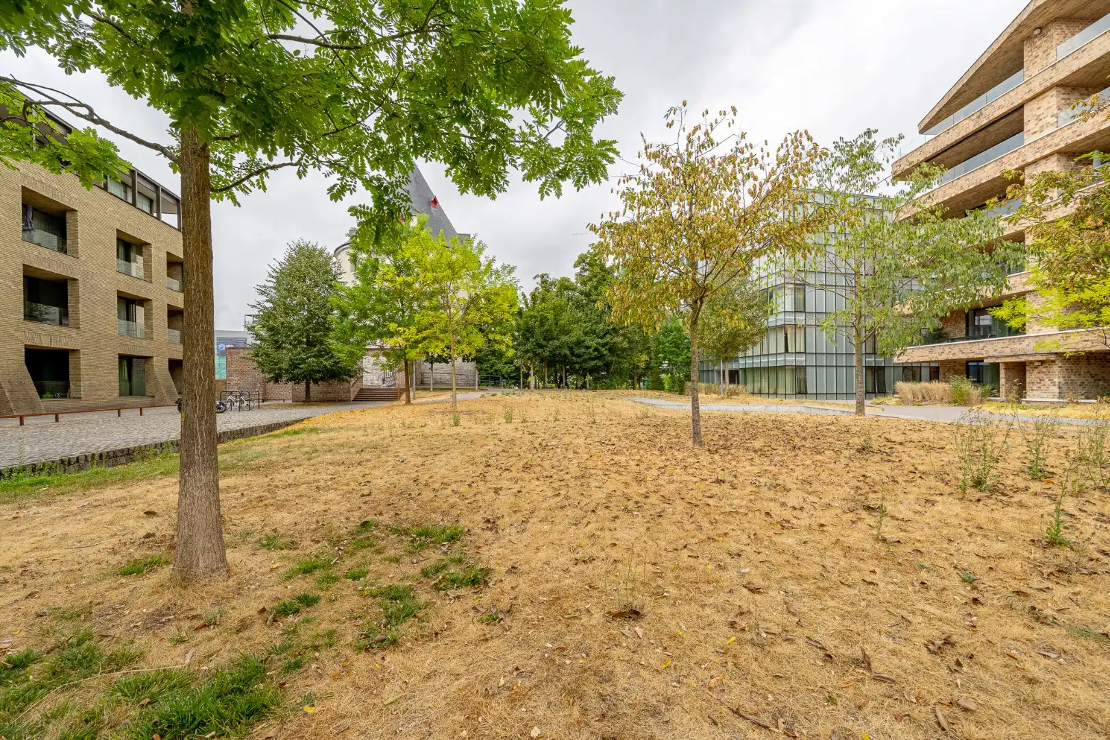 Recent, instapklaar appartement met overdekte staanplaats aan de Broeltorens in Kortrijk foto 15