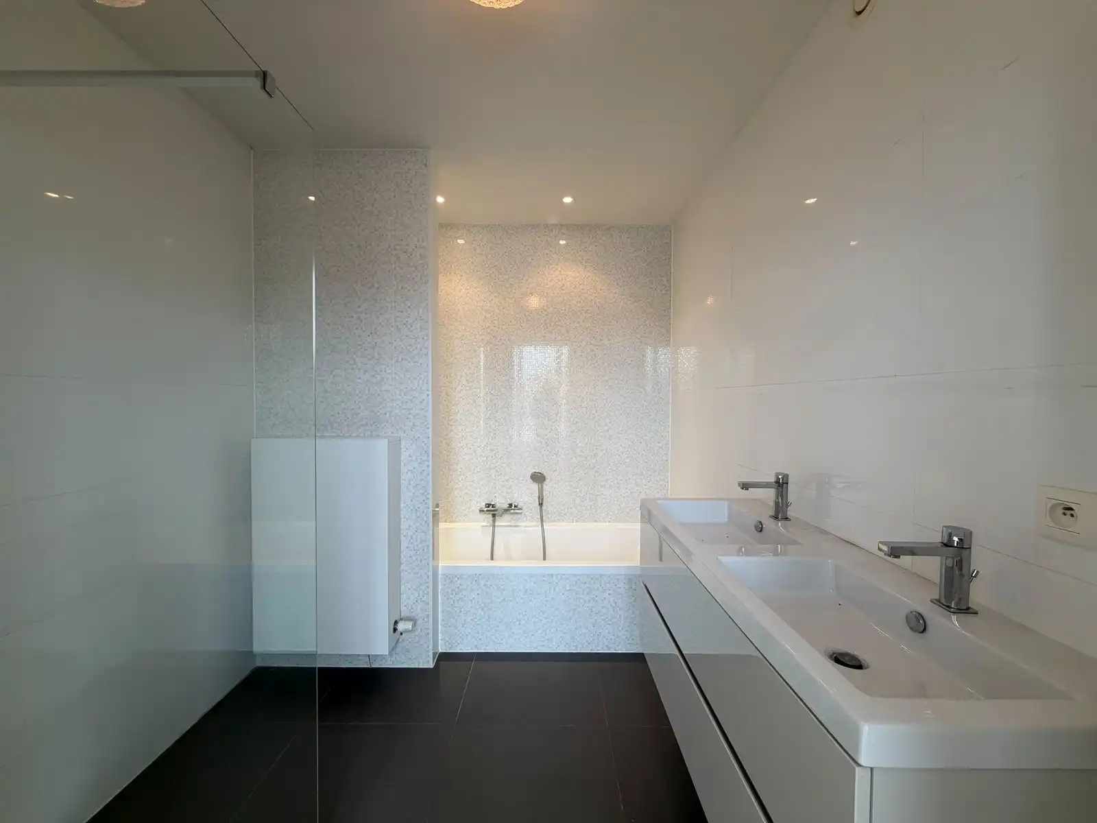 Zeer lichtrijk duplexappartement met twee slaapkamers en ruime terrassen in Oostende foto 3