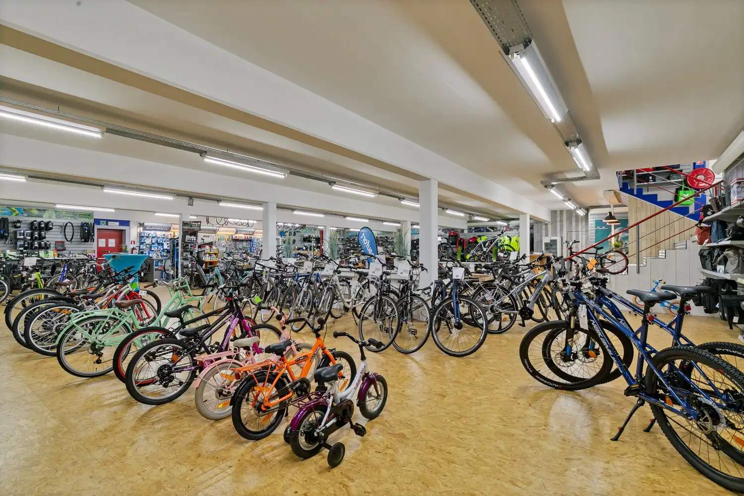 Handelsruimte met luxe duplex-appartement en verhuurde loodsen op het industrieterrein in Lanaken foto 14