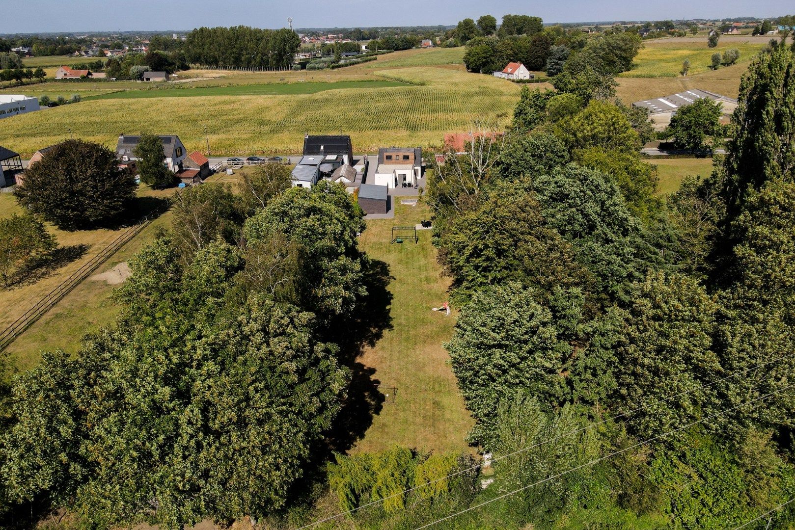 Gerenoveerde gezinswoning met tuin en garage in landelijke omgeving foto 9