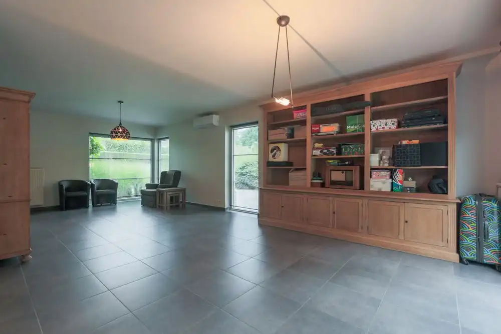 Halfopen recente woning in rustige woonwijk foto 5