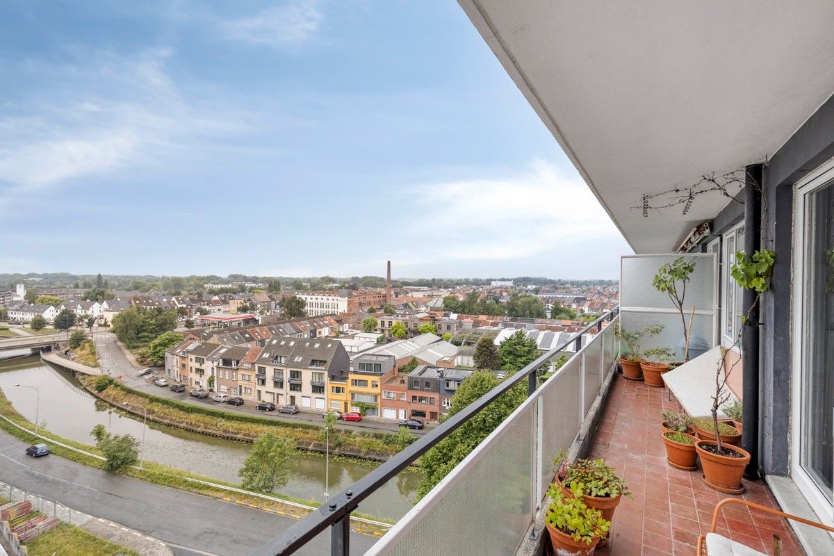 Verzorgd en instapklaar 1-slaapkamerappartement met rustgevend uitzicht op de Leiekaai foto 8