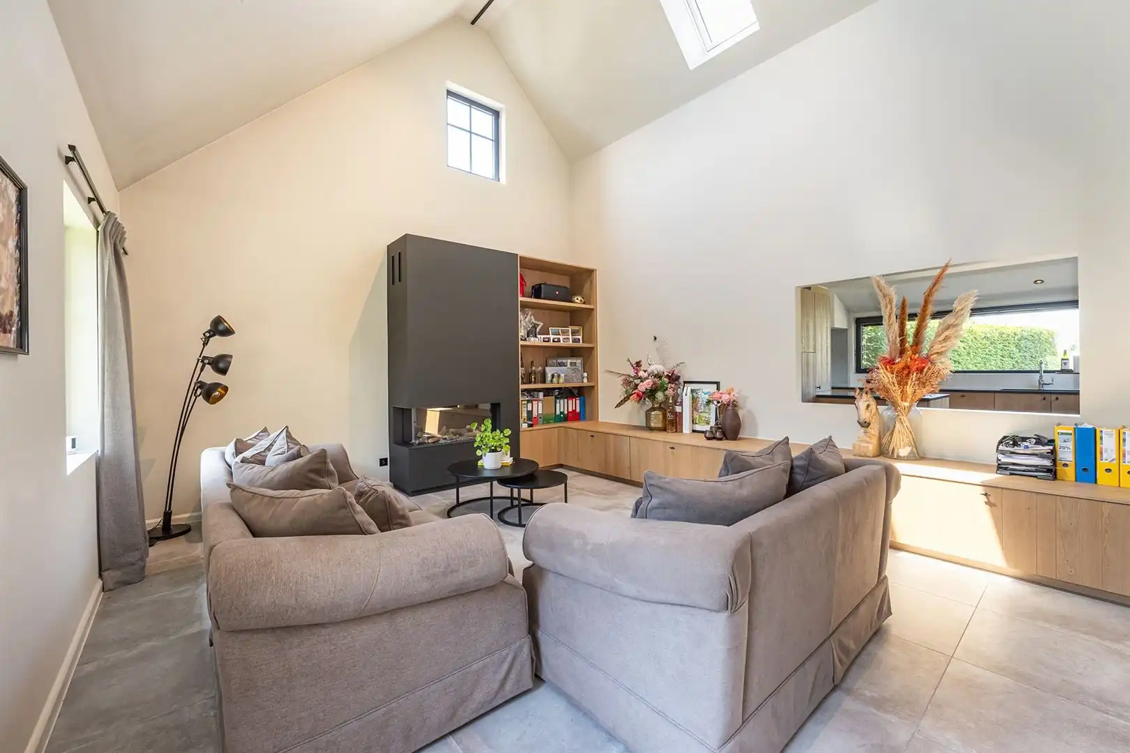 Stijlvol gerenoveerd wonen met prachtige zwemvijver foto 4