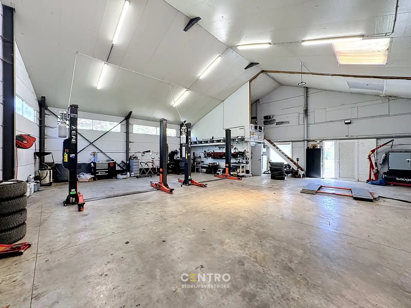 Vernieuwde ruime woning, magazijnen, bijgebouw mét grote parking op zeer strategische locatie (industriegrond) ! foto 6