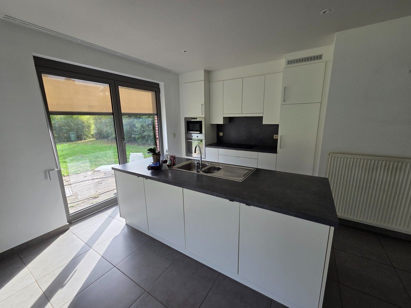 Clusterwoning met 4 ruime slaapkamers, tuin en 2 ondergrondse staanplaatsen. foto 4