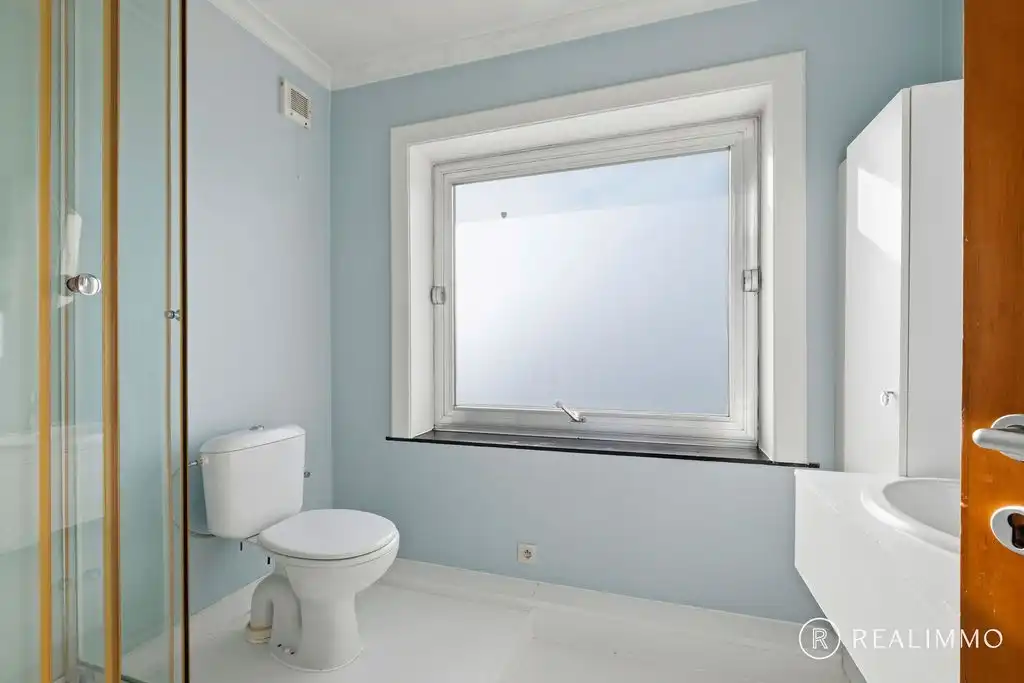 Ruime gezinswoning te Harelbeke foto 9