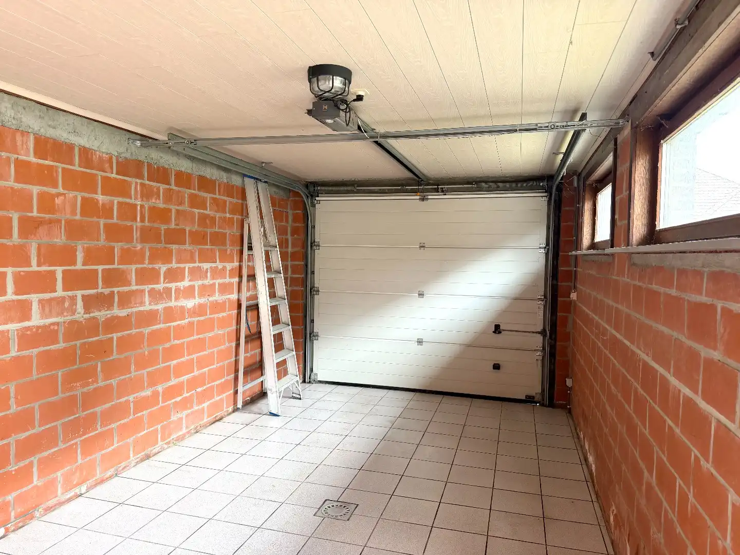 Instapklare open bebouwing met gelijkvloerse slaap- en badkamer en drie slaapkamers op verdiep. foto 24