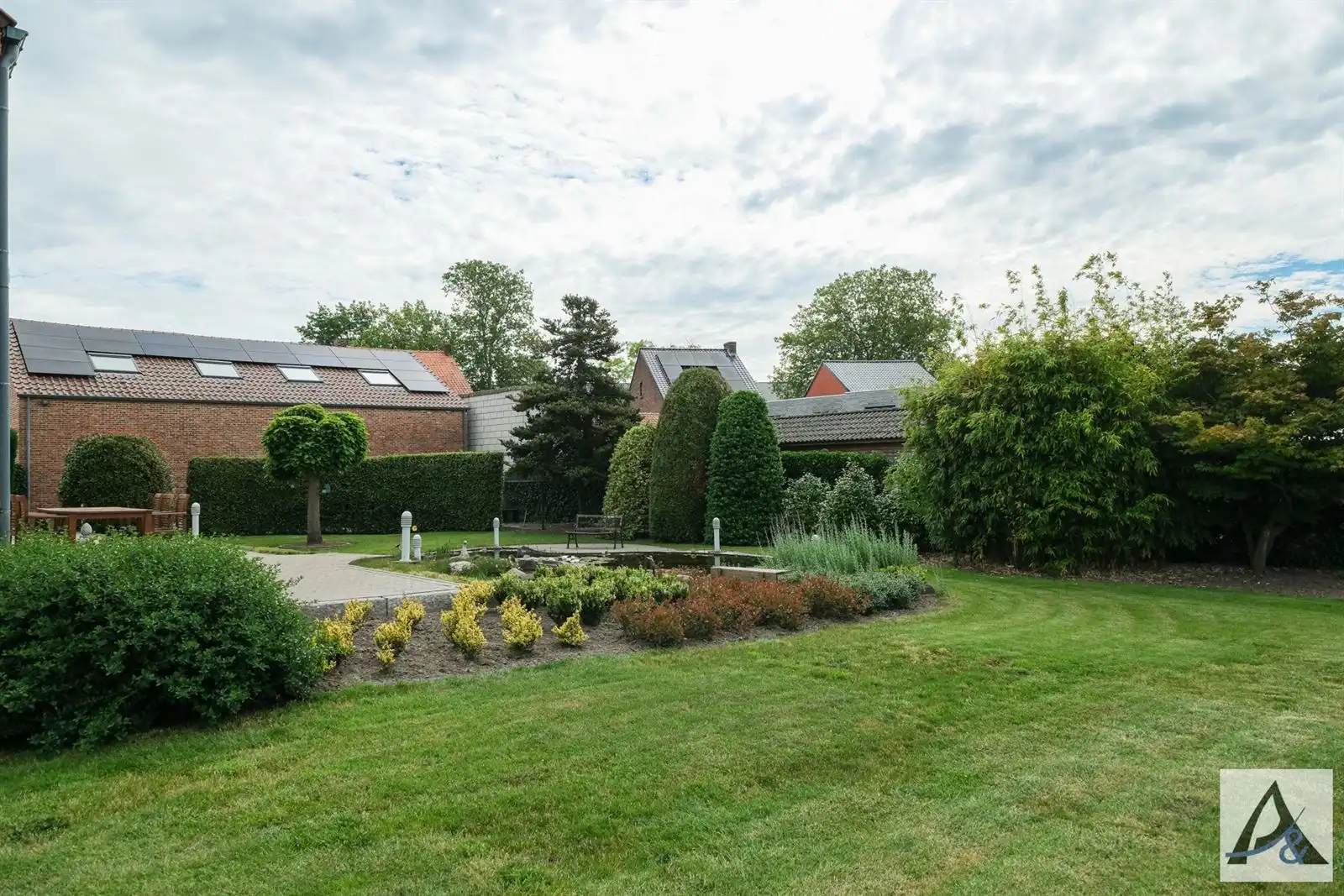 Exclusieve villa met ruime loods in hartje Munsterbilzen foto 11