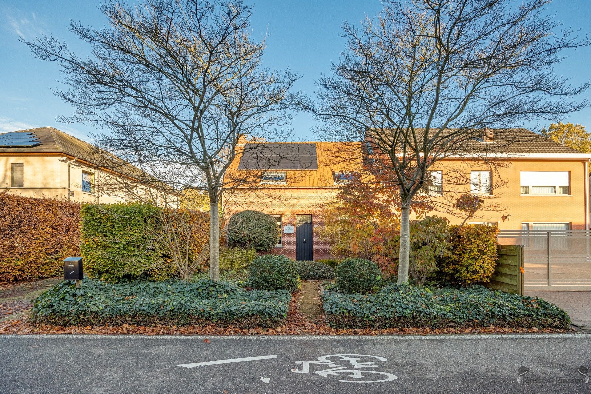 Charmante halfopen woning met 3 slaapkamers foto {{pictureIndex}}