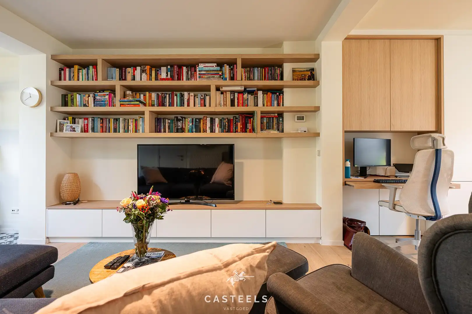 Instapklare gezinswoning met droomtuin en 3 slaapkamers foto {{pictureIndex}}