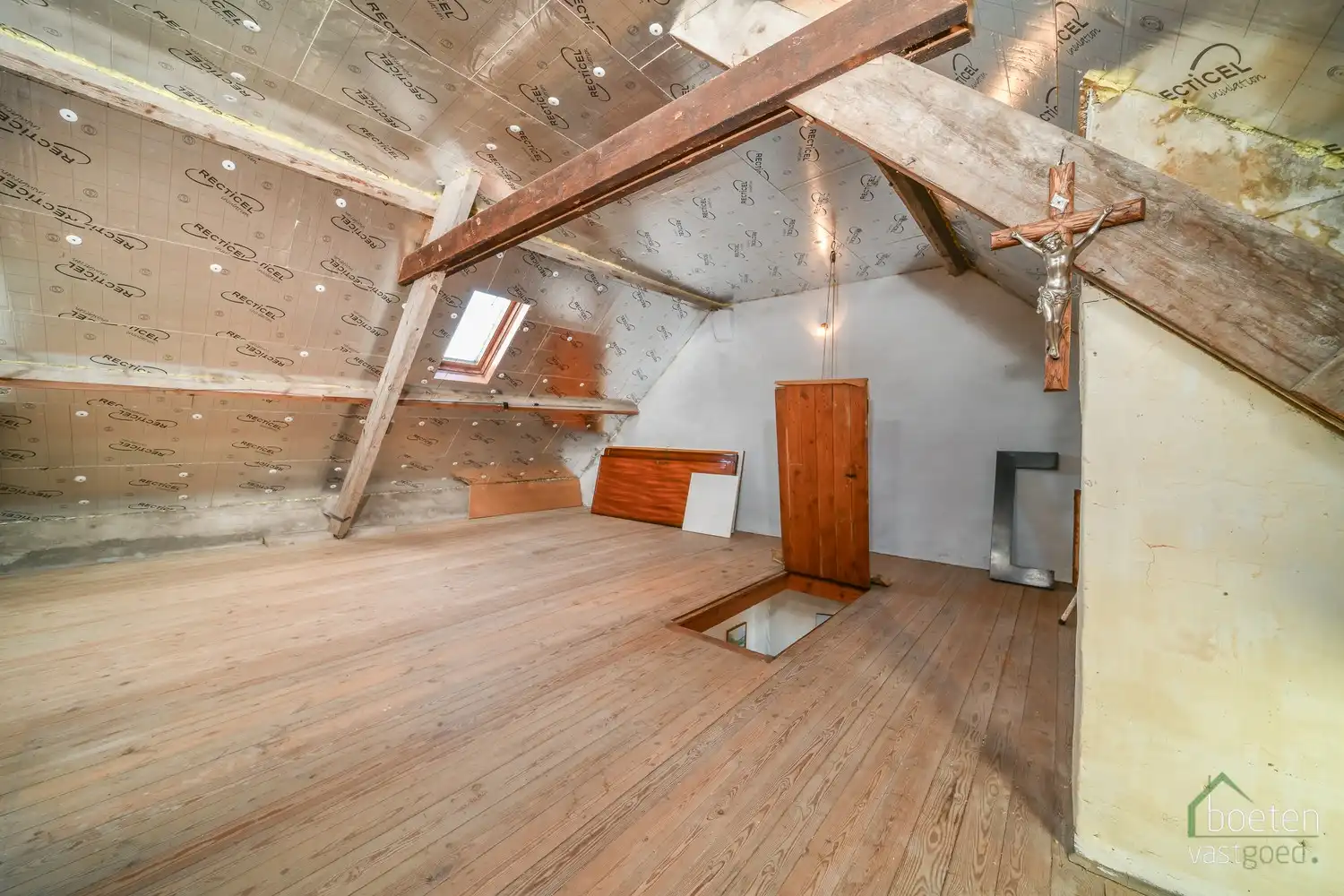 Alveringem: Interessante dorpswoning met redelijk comfort, 3 slaapkamers, tuin en uitweg met garage achteraan op 428m² grondopp. foto 17