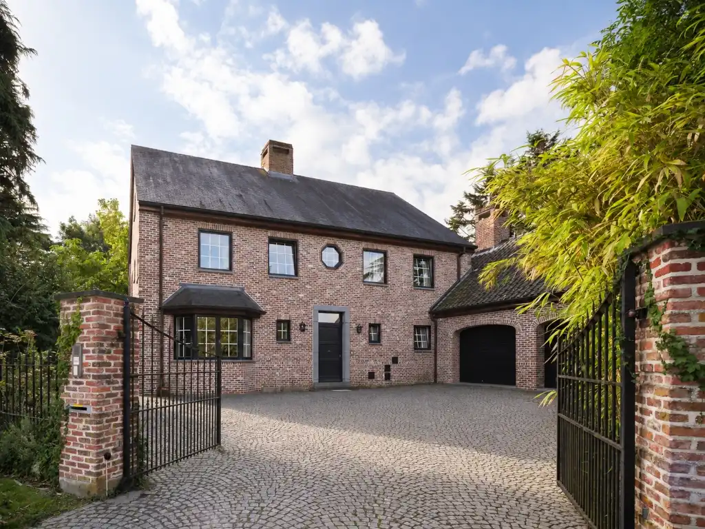 Vrijstaande villa (BJ 2001) met onder meer 6 slaapkamers, 2 badkamers en een dubbele inpandige garage foto 5
