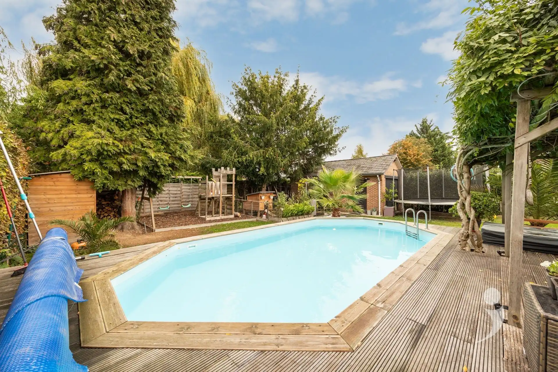 Gerenoveerde bungalow met zwembad in een rustige woonwijk foto 3
