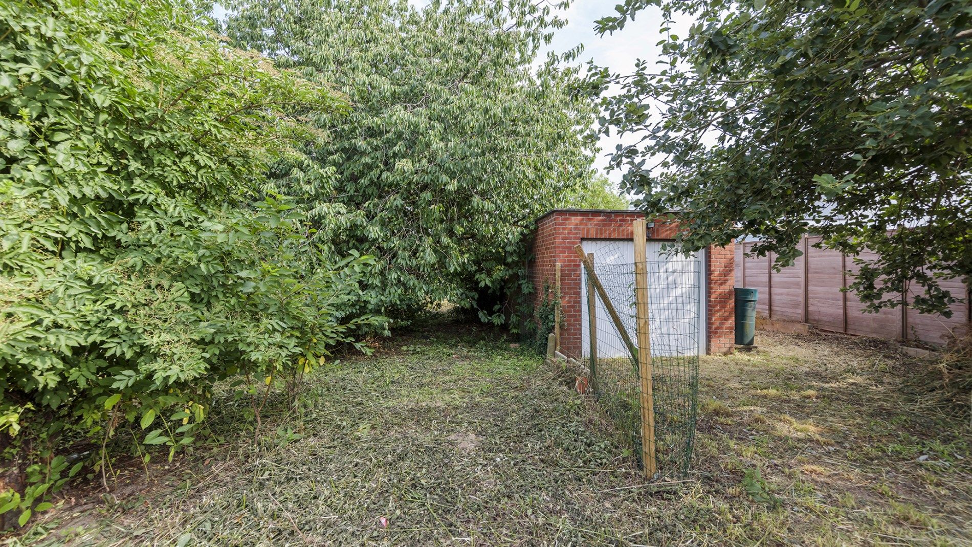 Gezellige rijwoning met grote tuin en boomgaard op stadsrand foto 5