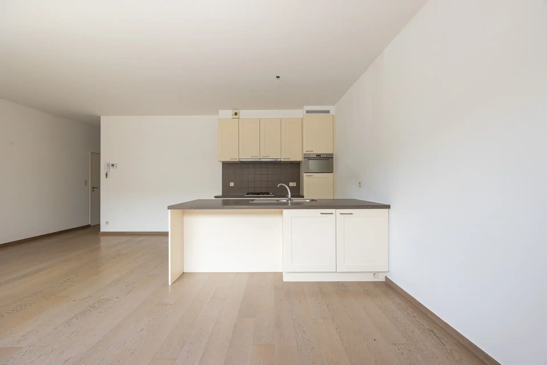 Kwalitatief gelijkvloers appartement (2012) met tuin foto 7
