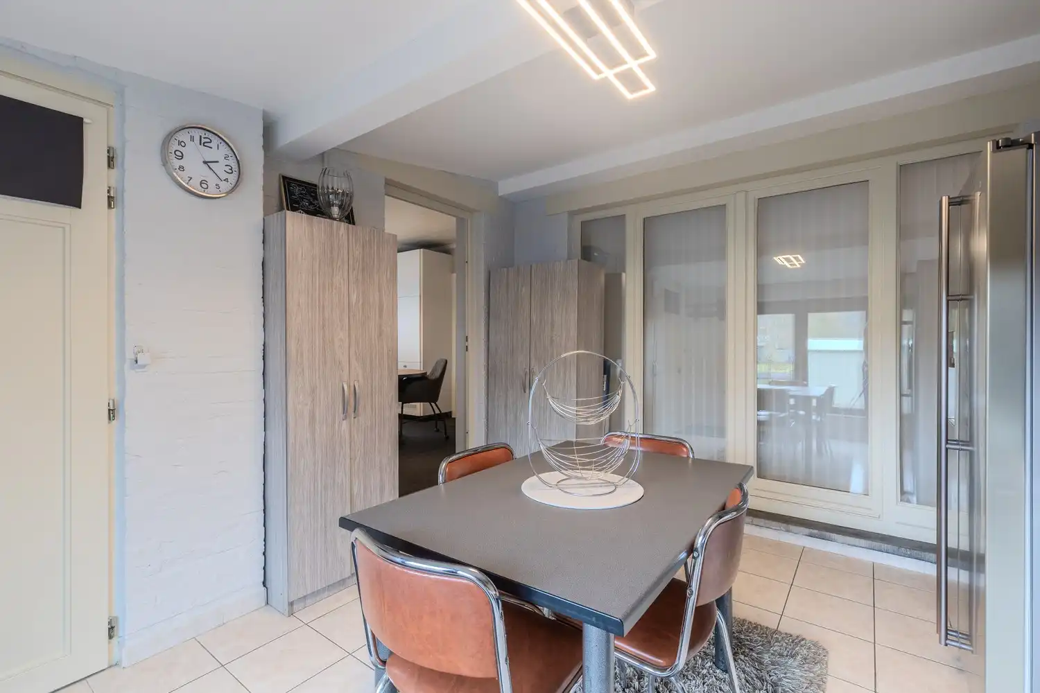 Instapklare woning met drie slaapkamers, ruime tuin en twee garageboxen in hartje Rekem! foto 23