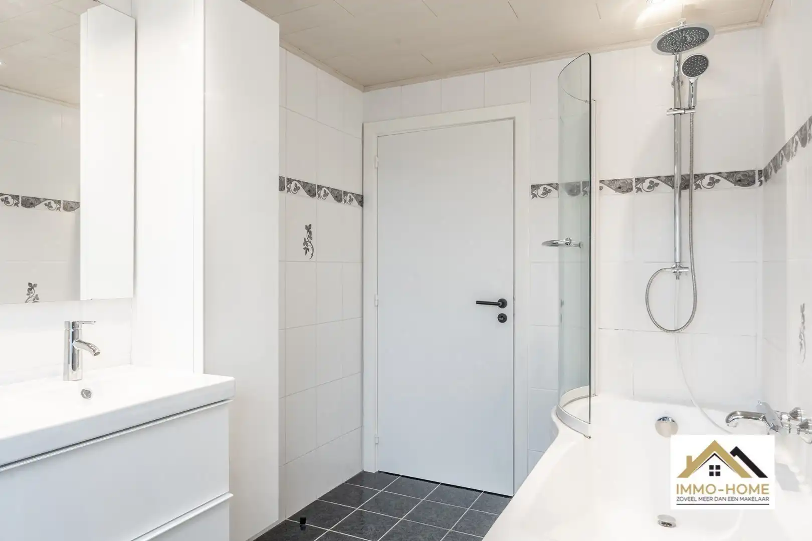 Ruime woning met magazijn en open zicht op topligging foto 16