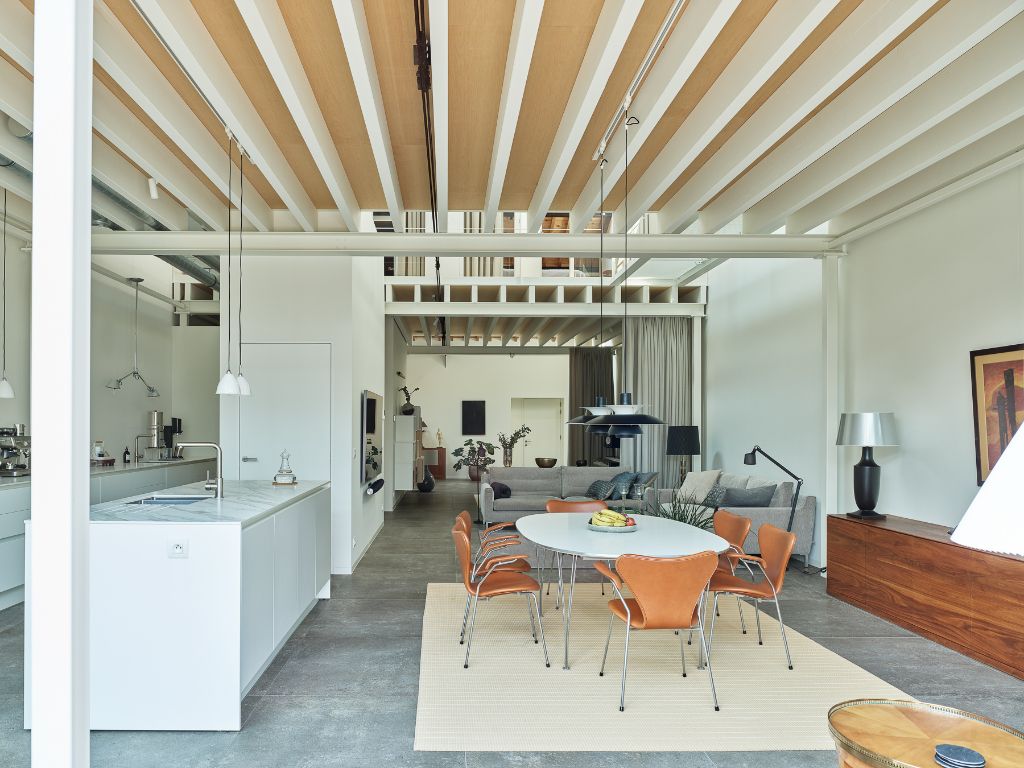 Luxueus en tijdloos – Exceptionele loft met 2 slaapkamers (mogelijkheid tot 3), ontworpen door ‘Plano Architecten’, in een beschermd gebouw met een rijkelijke industriële voorgeschiedenis. foto {{pictureIndex}}