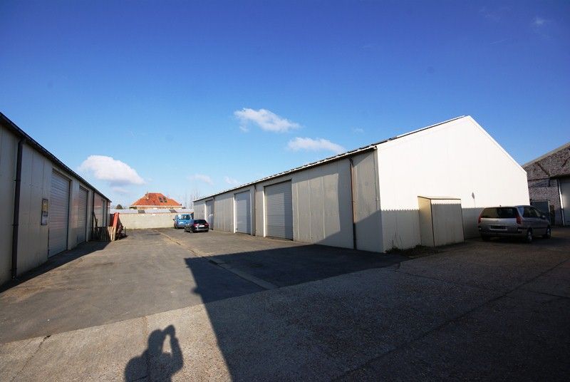 Opslagruimte (210m²) met sectionaalpoort op industriezone te Zedelgem, op 2 km van E403! foto 2