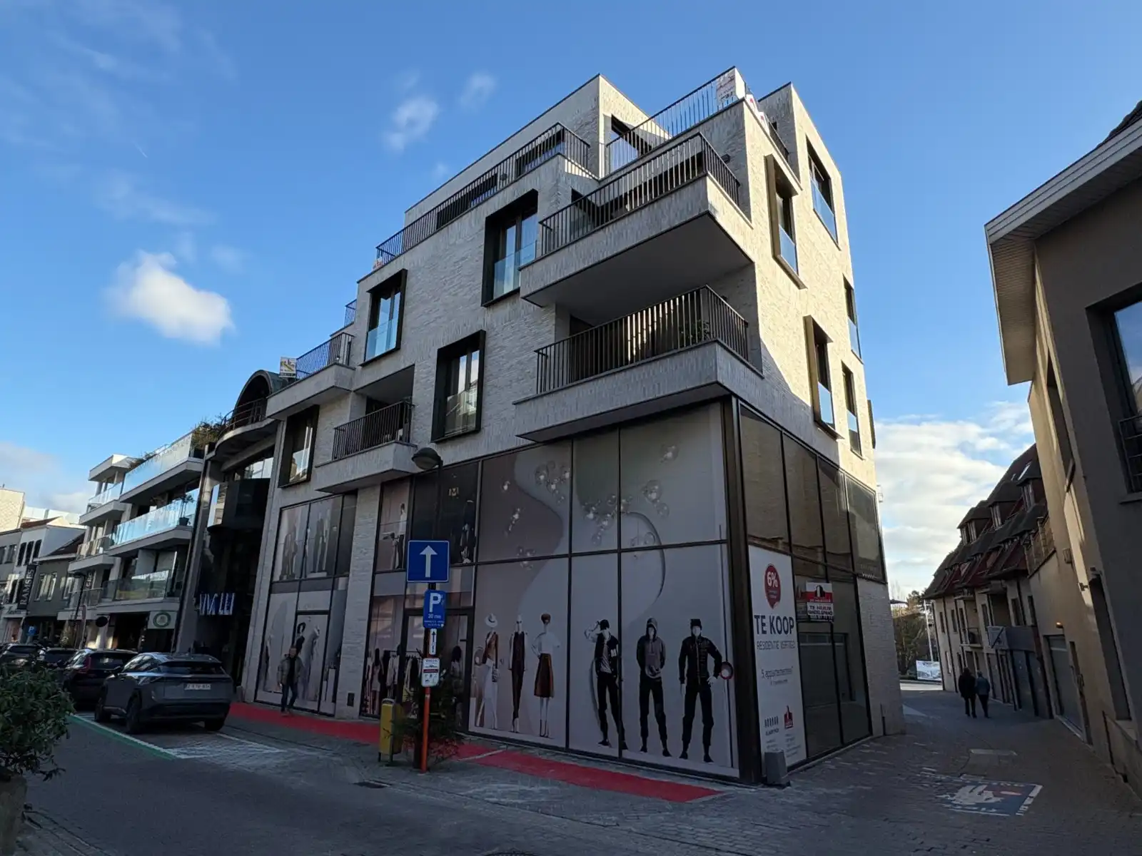 Centraal gelegen gloednieuwe handelsruimte in commercieel hart Waregem foto 8