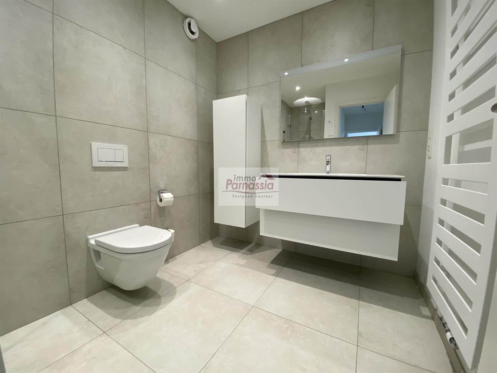 Volledig gerenoveerd appartement met gemeenschappelijke tuin foto 11