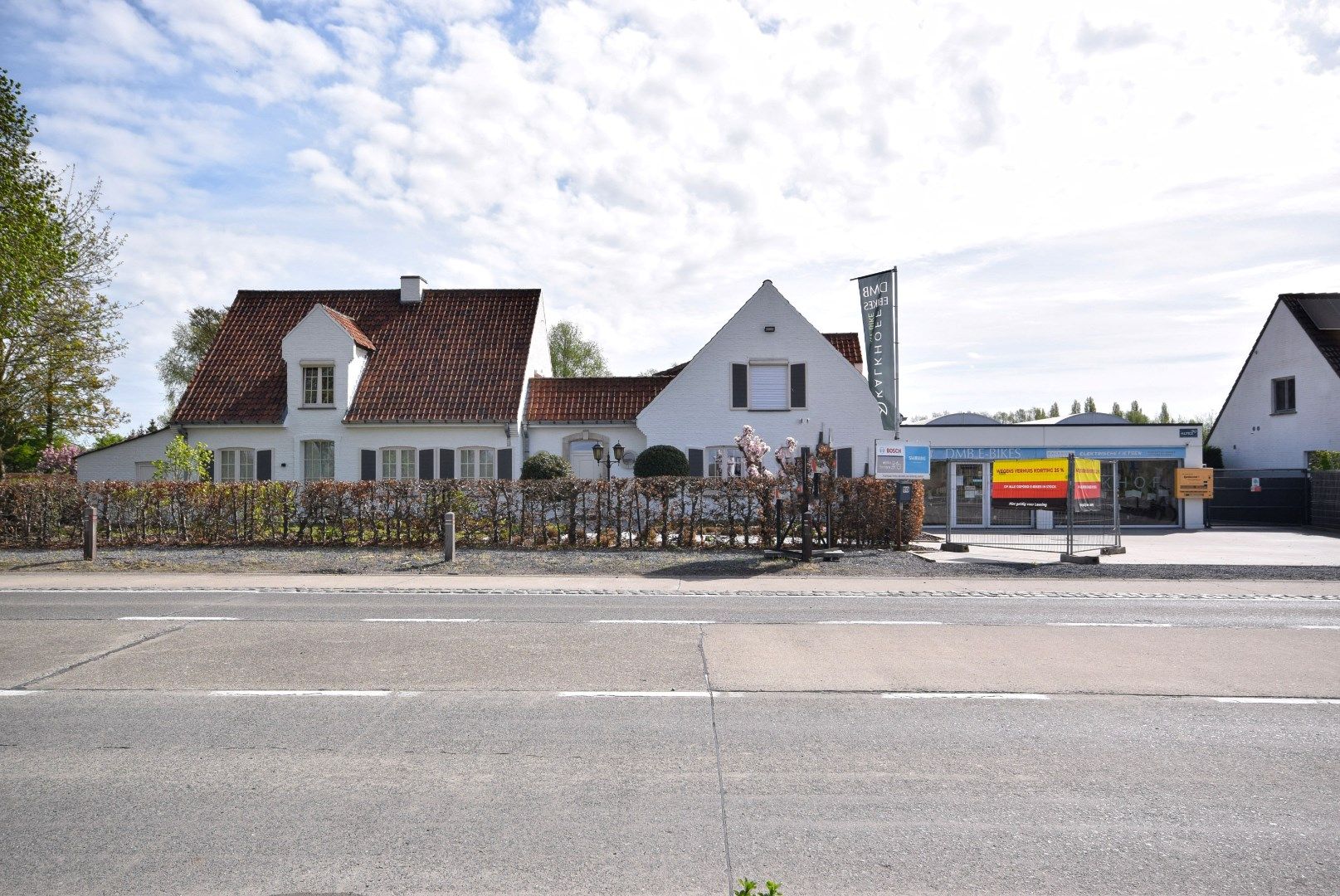 KLASSIEKE VILLA MET HANDELSRUIMTE IN LEDEGEM  foto {{pictureIndex}}