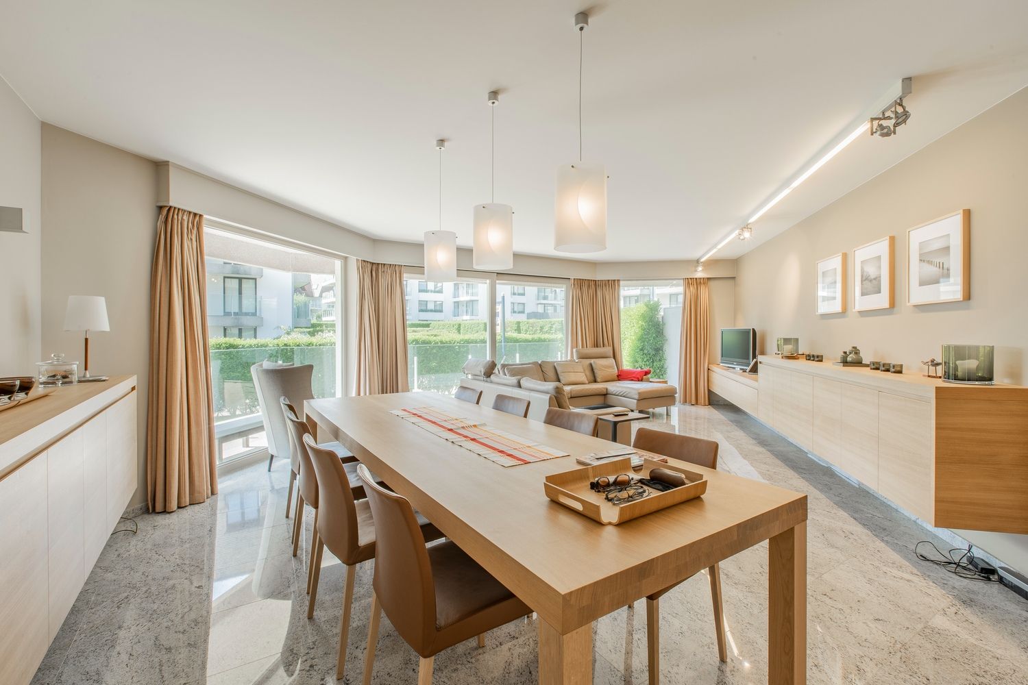 Lichtrijk hoek-appartement van ruim 180m2, rustig gelegen in een standingvolle villaresidentie, op enkele stappen van de zeedijk Albertstrand en de Royal Zoute  foto 2