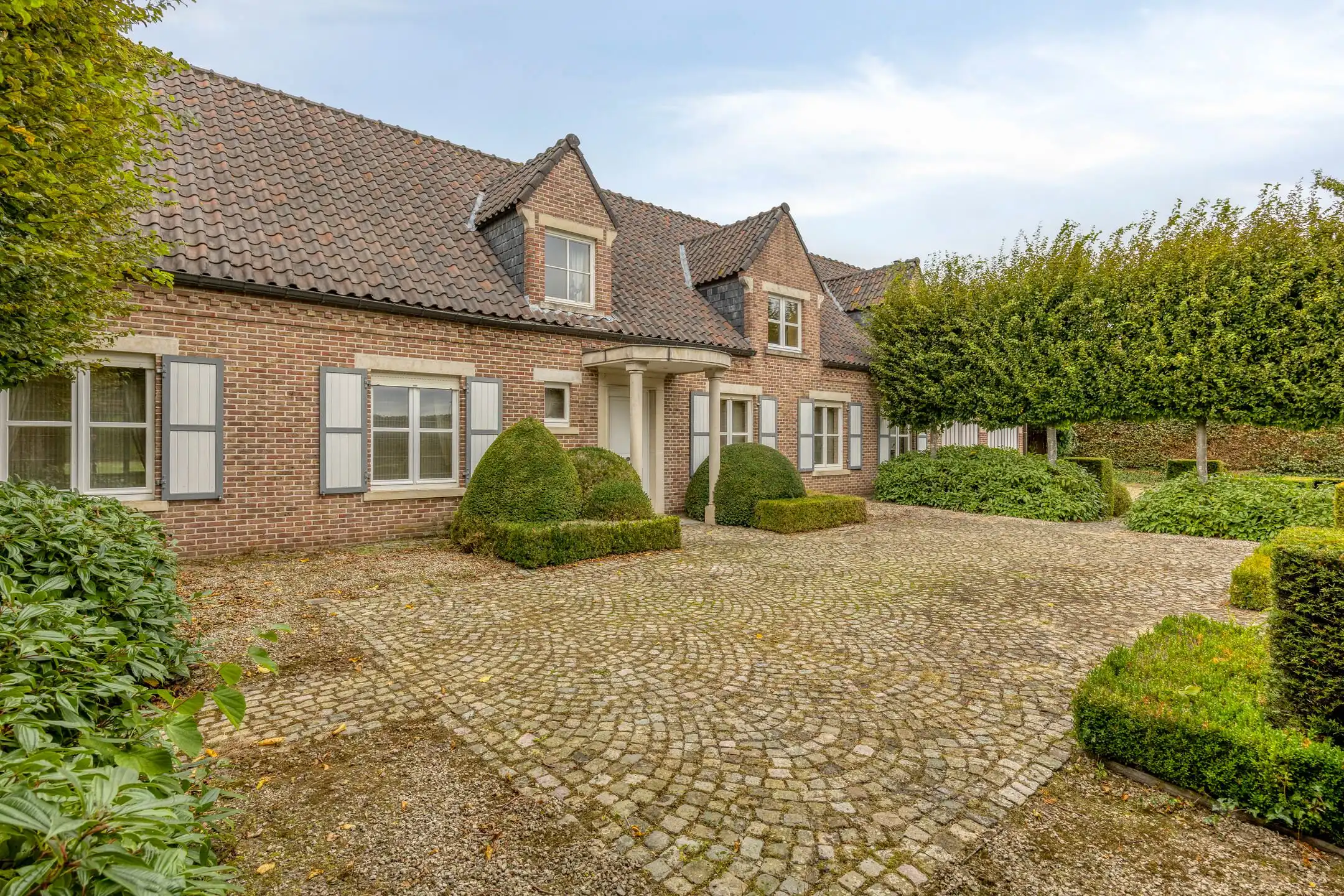 Hoofdfoto van de publicatie: Klassevolle villa: wonen in een oase van ruimte en rust