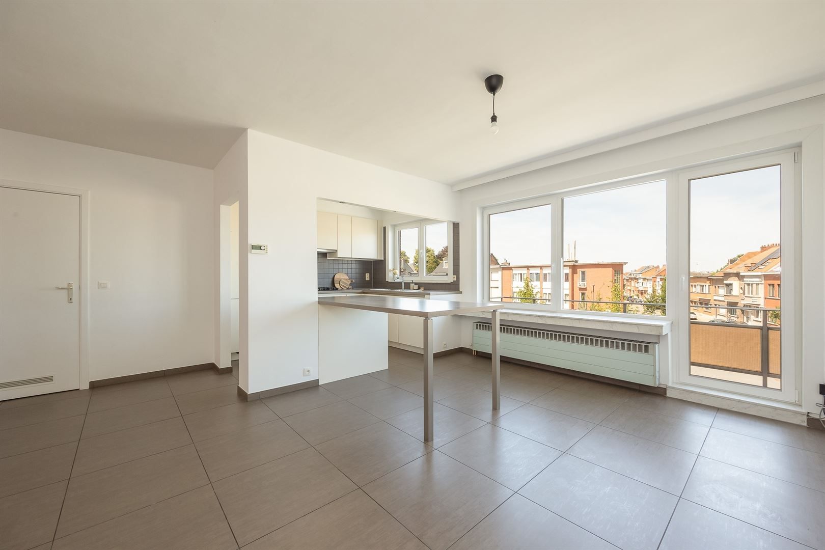 Licht en ruim appartement met 2 slpks en terrasje op centrale locatie foto 4