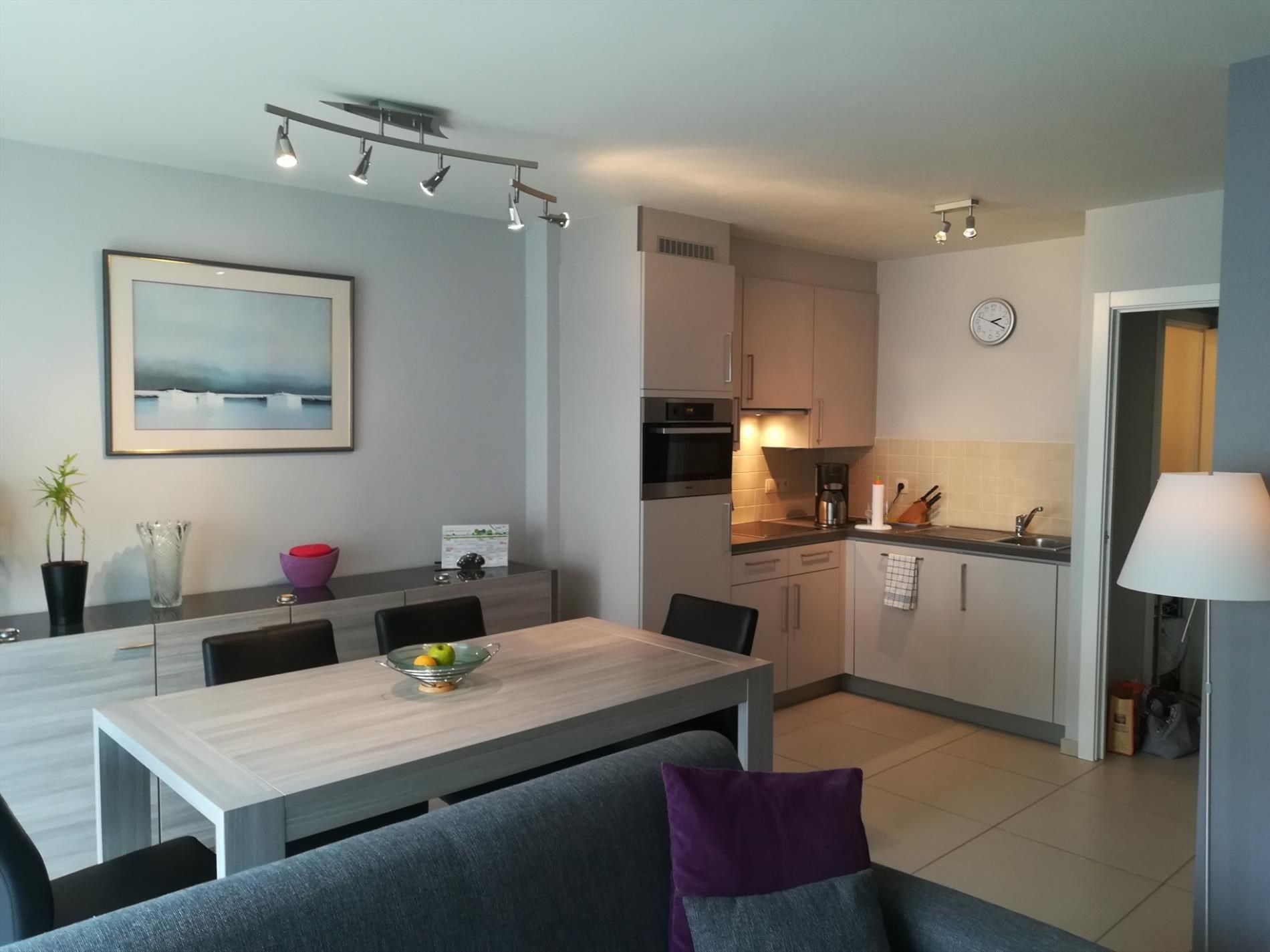 Ongemeubeld appartement met 1 slaapkamer en terras foto 2