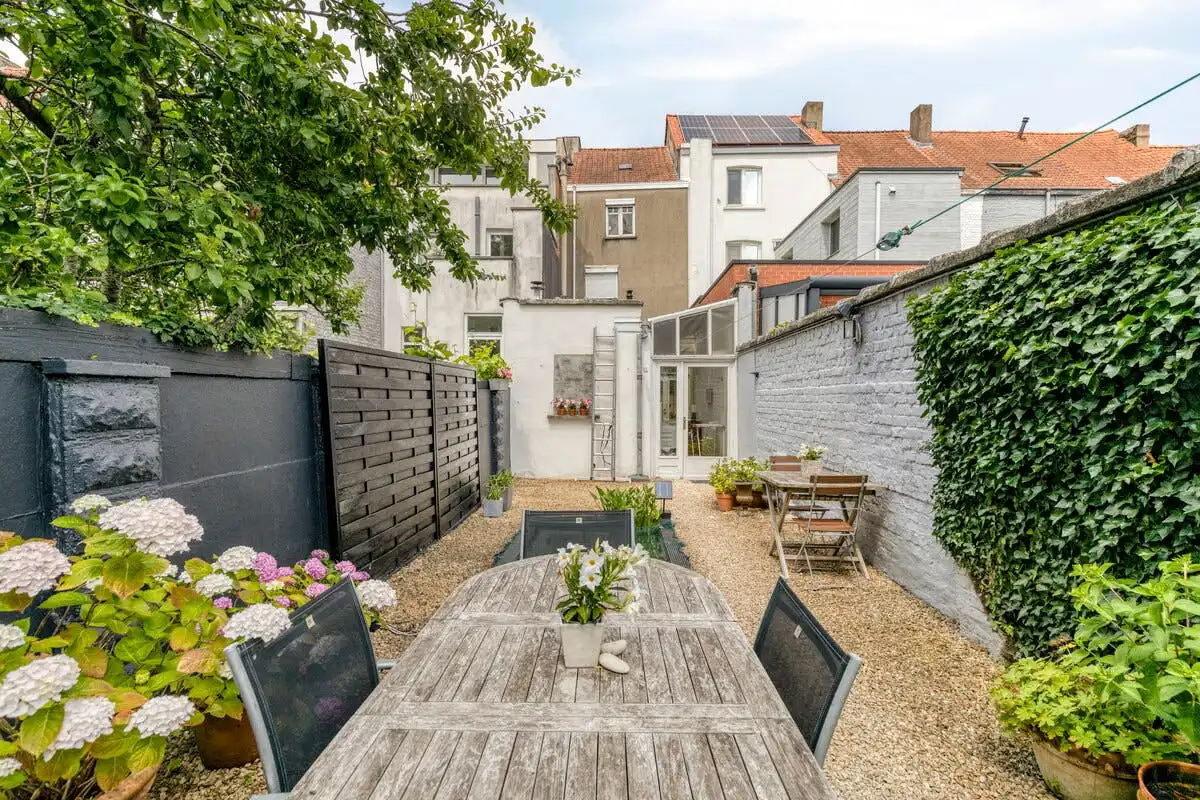 Te renoveren burgerhuis met charmante elementen en stadstuin foto 23