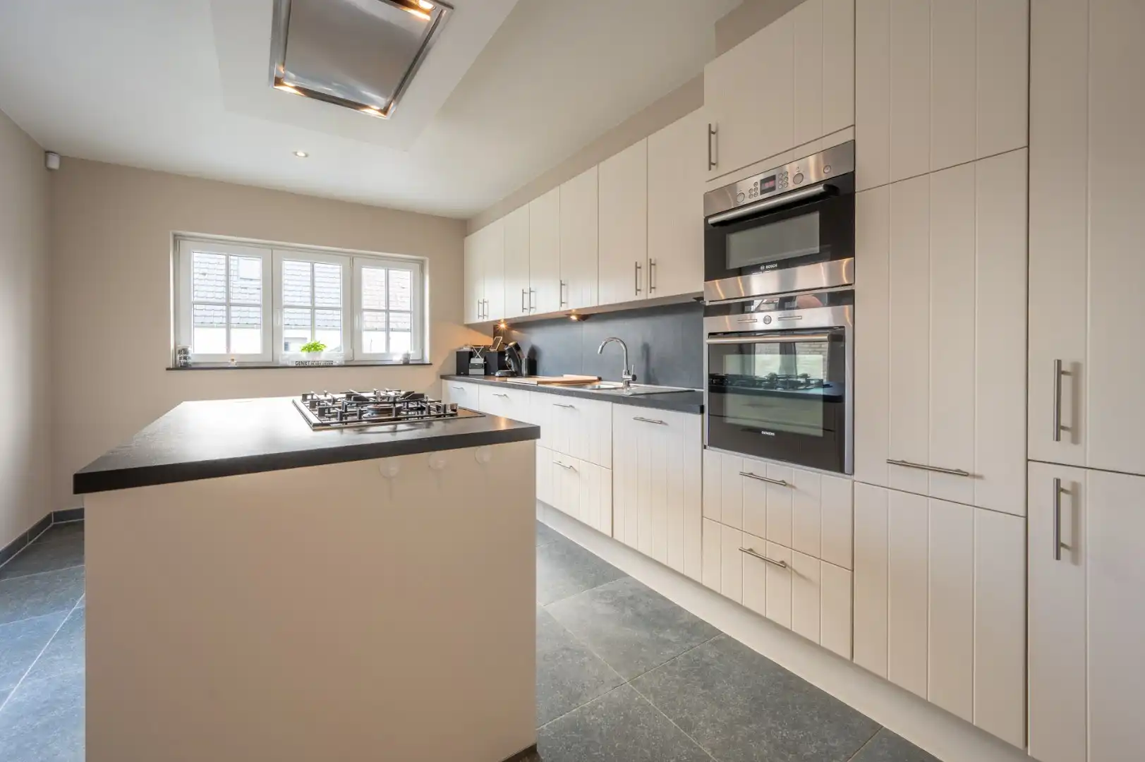 Prachtige en zéér ruime woning met kwaliteitsvolle afwerking foto 9