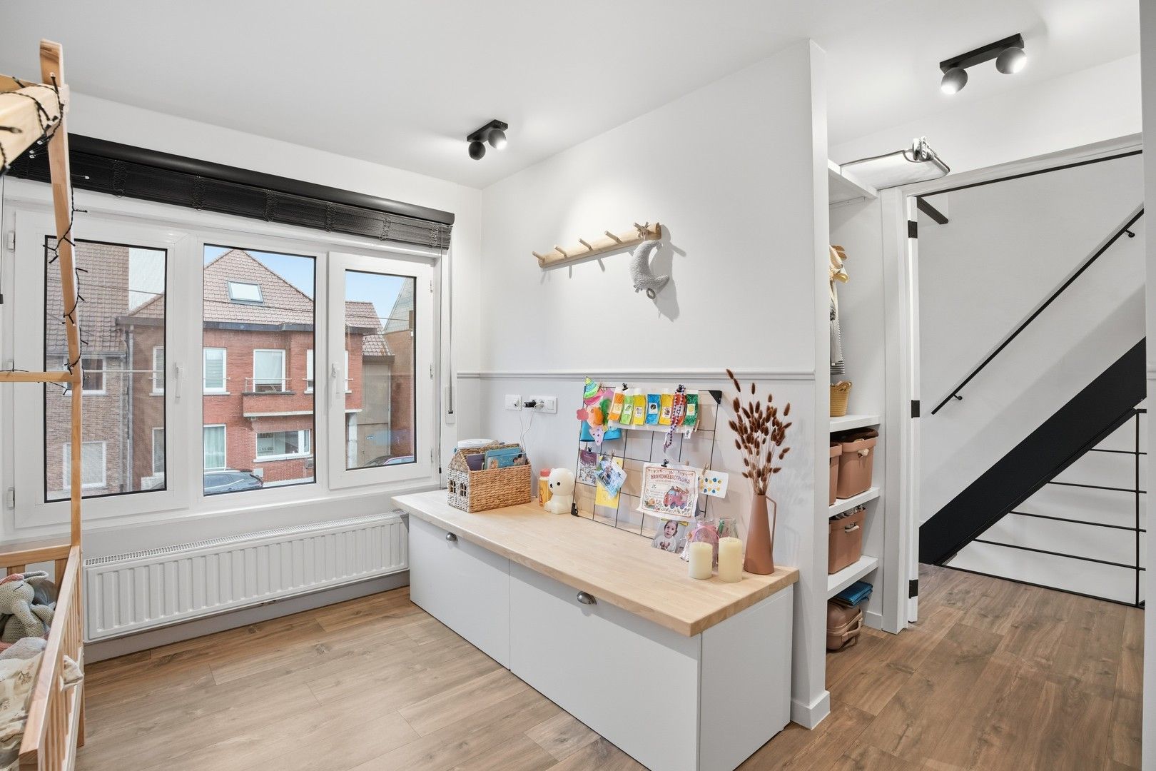 Halfopen bebouwing met uitweg en carport in het hartje van Zwevezele foto 12