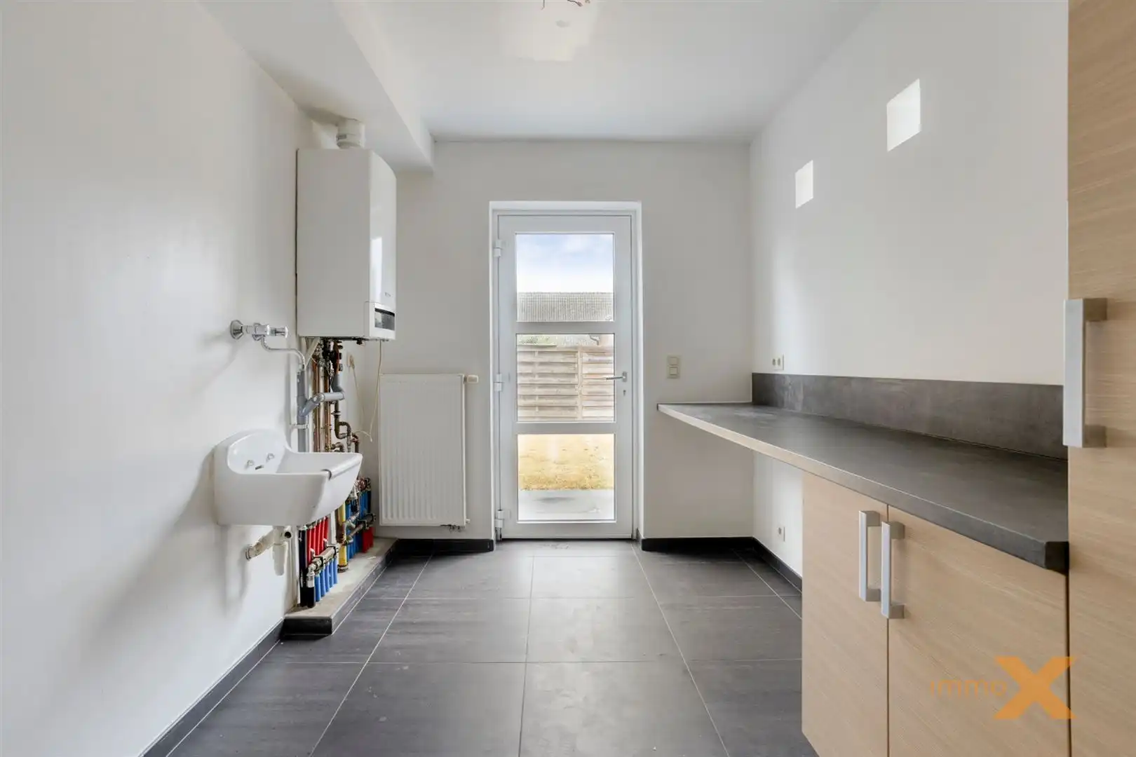 RECENTE INSTAPKLARE LICHTRIJKE RUIME WONING foto 9