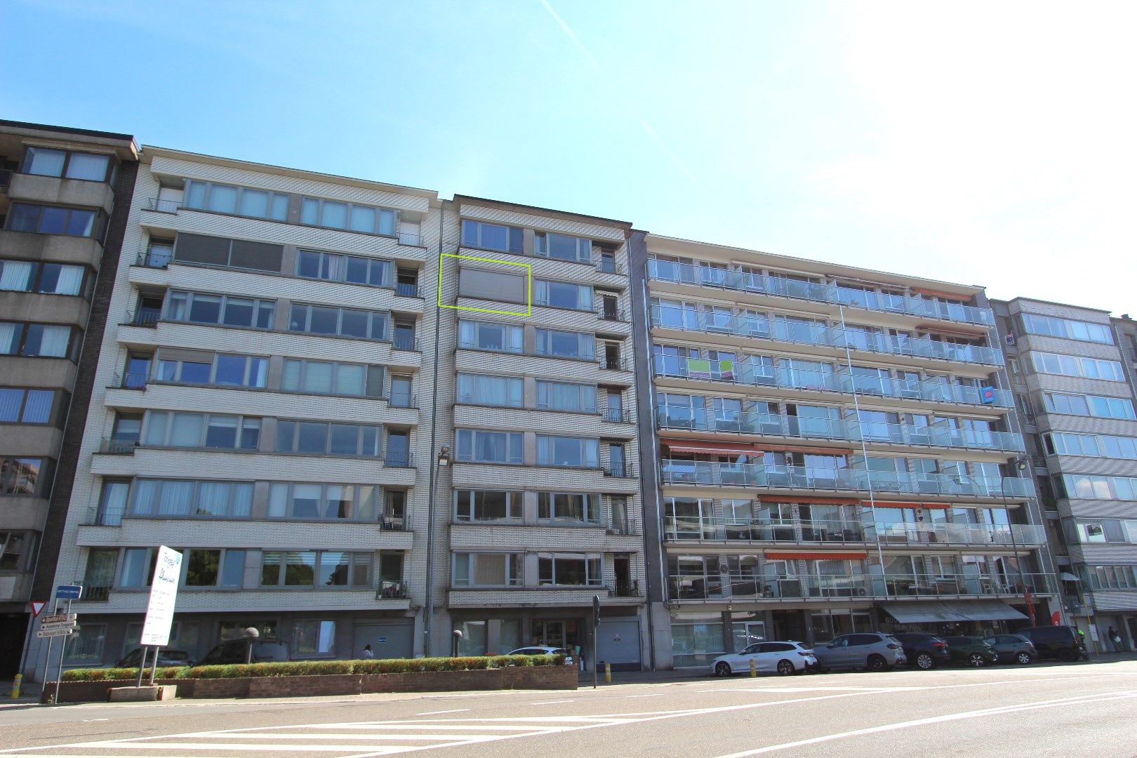 RUIM APPARTEMENT MET 3 SLAAPKAMERS foto {{pictureIndex}}
