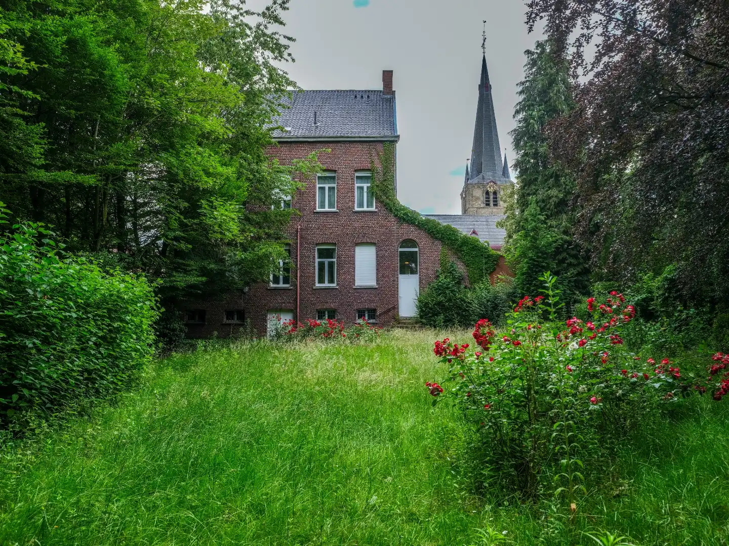 Ruime pastorie met 4 slaapkamers, tuin en garage te Emelgem foto 4