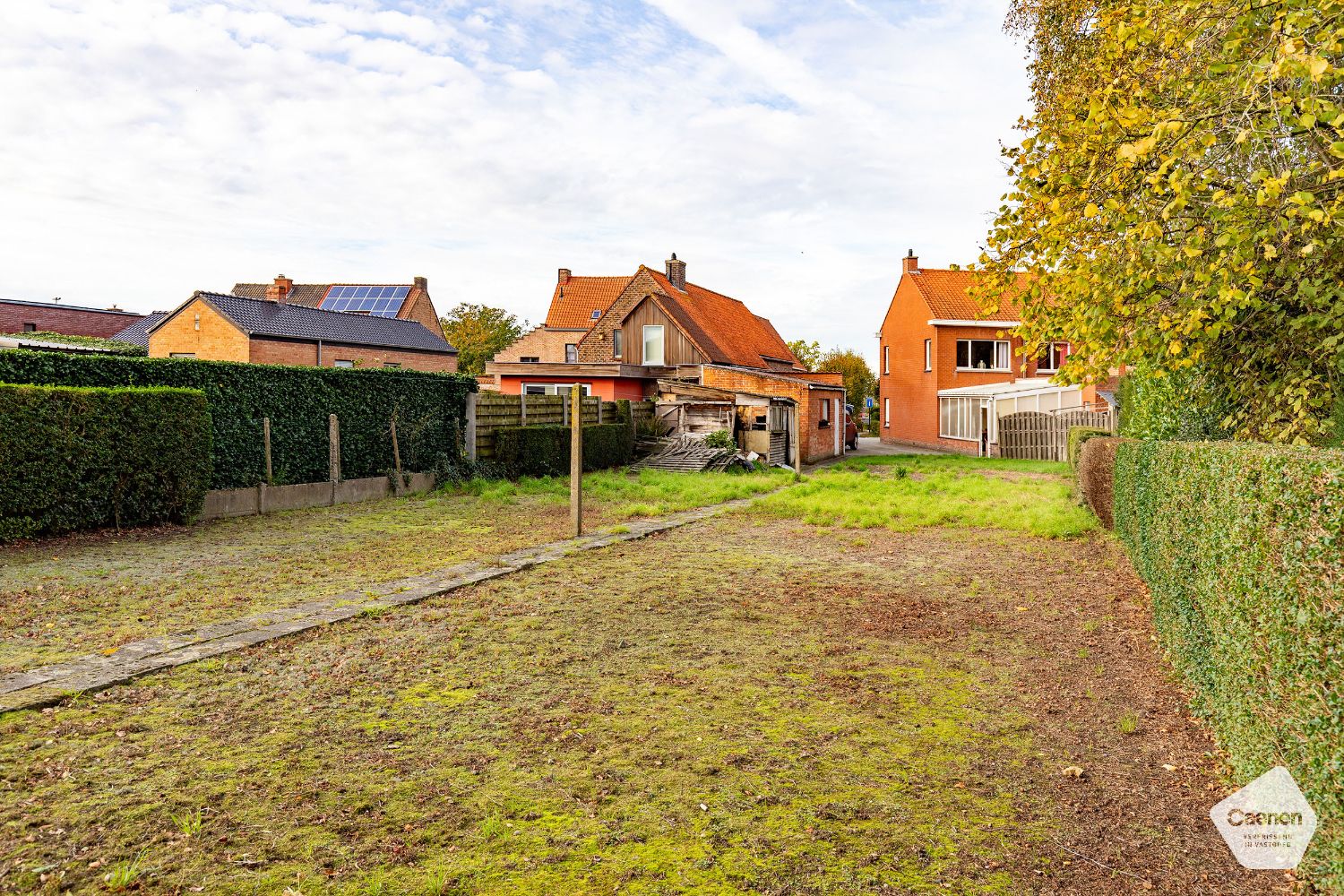 TE RENOVEREN HALF-OPEN WONING MET GARAGE EN 3 SLAAPKAMERS foto 2