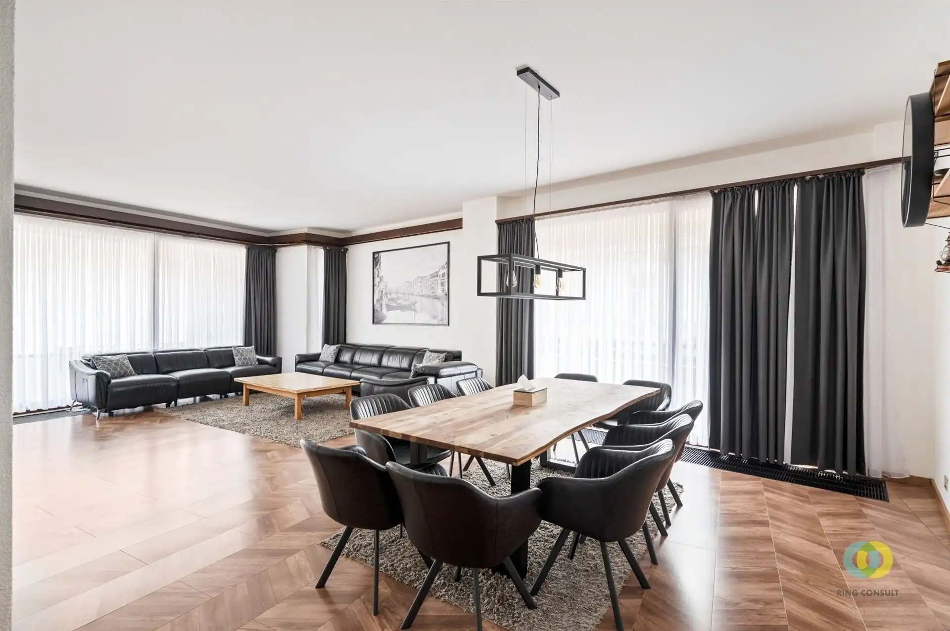 Buitengewoonhuis met kantoorruimte foto 3