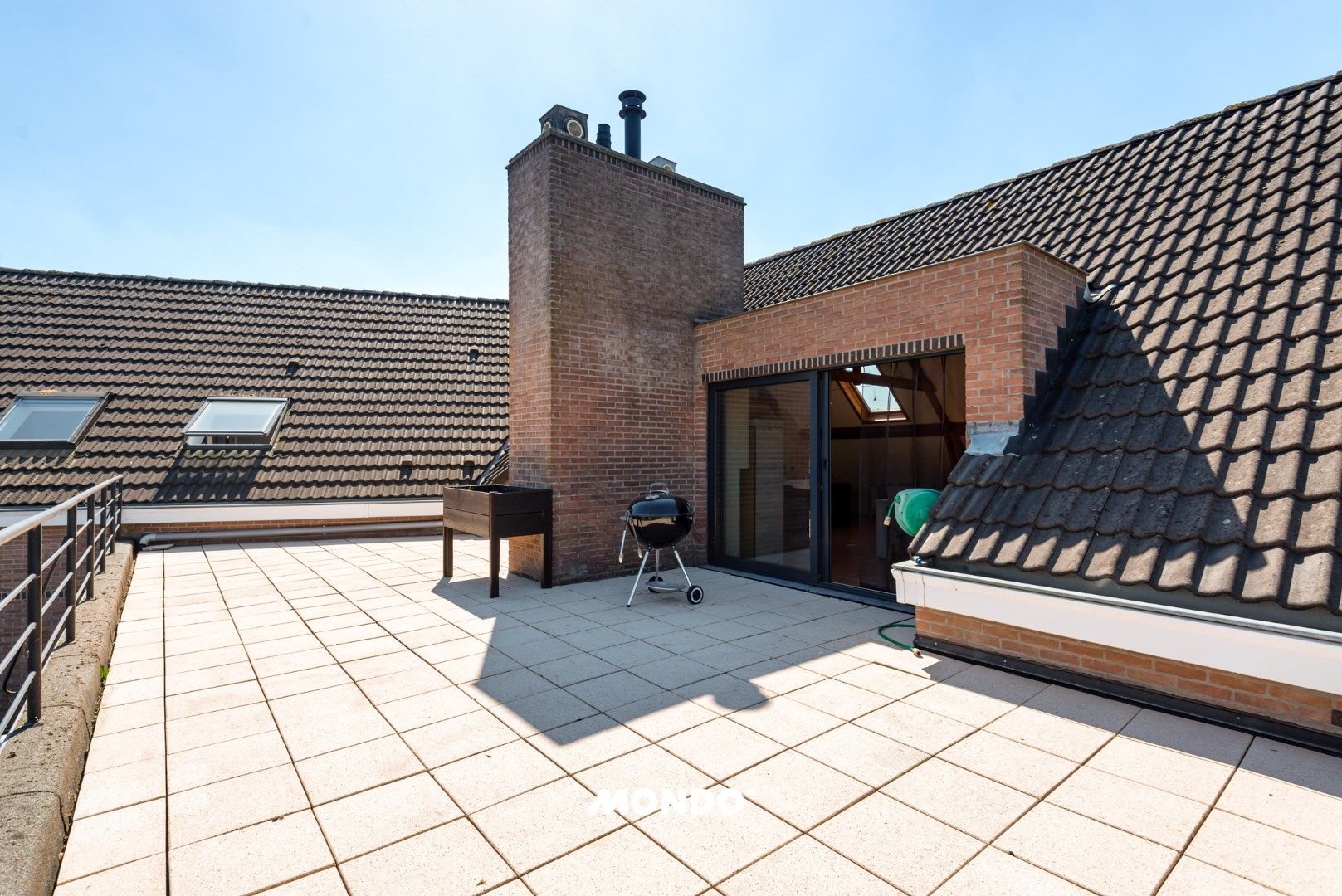 Ruim en uniek dakappartement met 3 slaapkamers, sauna en prachtig uitzicht in het hart van Sint-Amands. foto 3