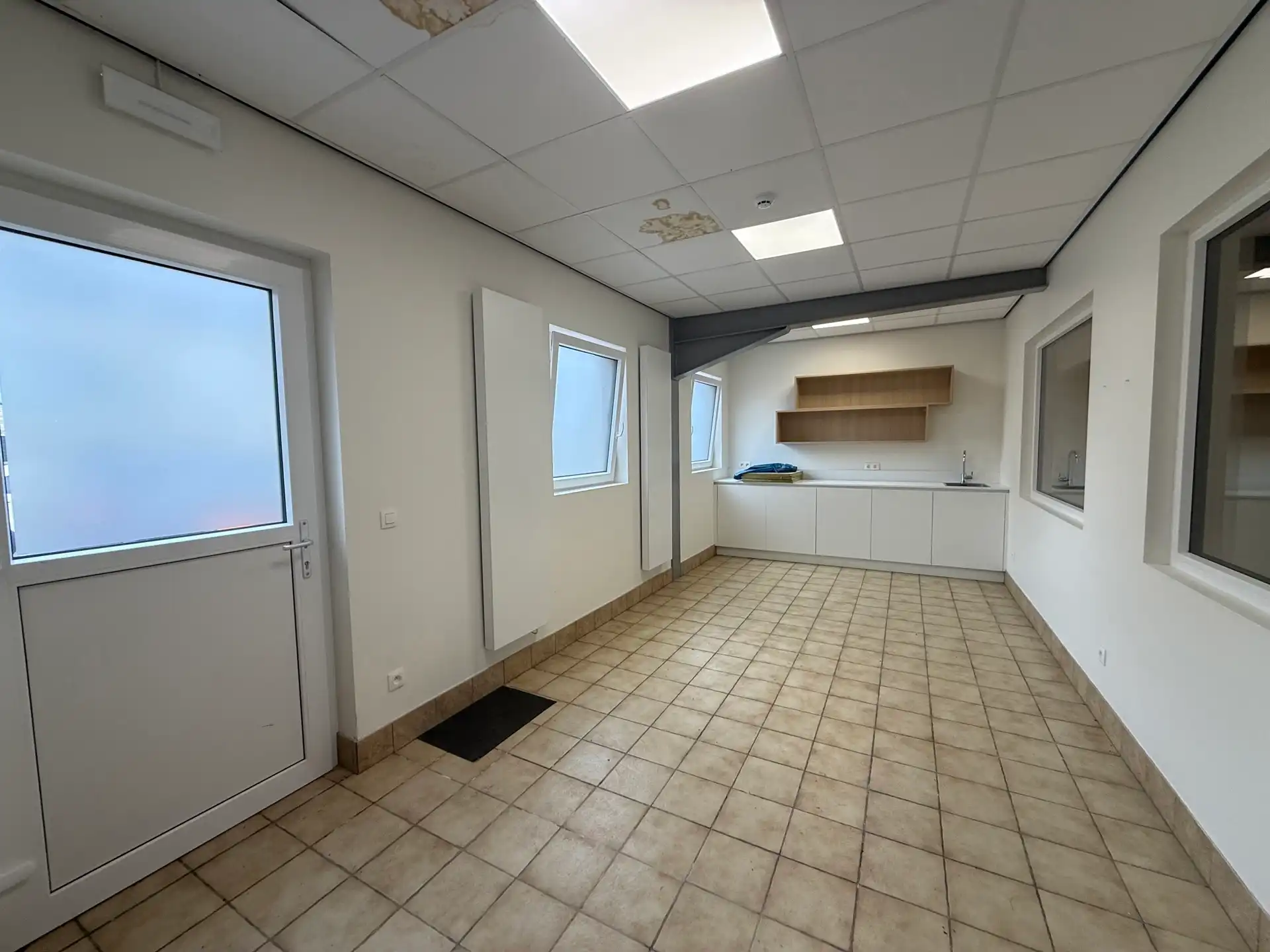 ERPE - Recente loods met kantoor, vlakbij de invalsweg. foto 8