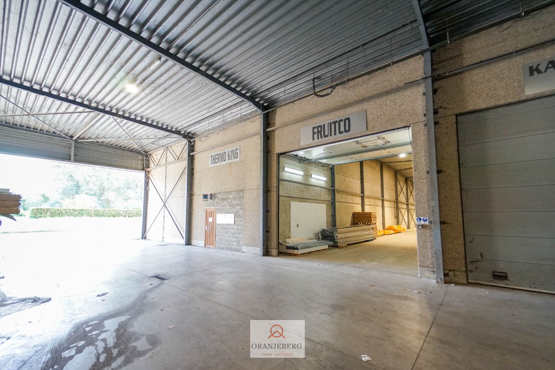 Groot magazijn (221m²) Te Huur met hoge bereikbaarheid vlakbij R4 foto {{pictureIndex}}